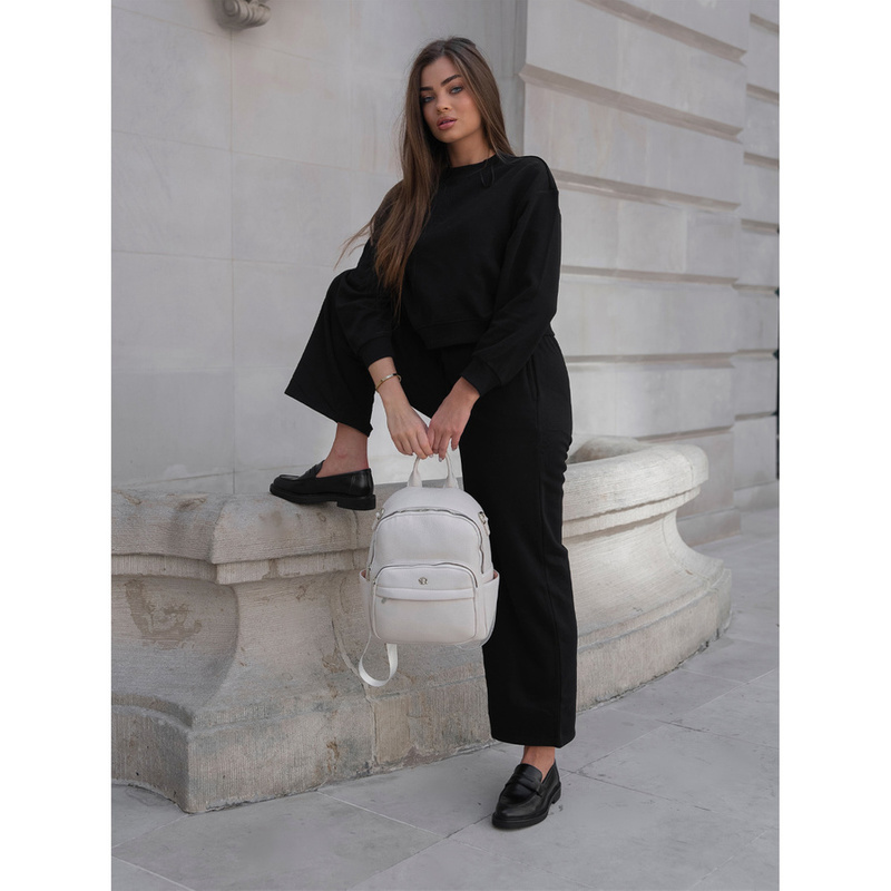 Elegancki plecak damski z bocznymi kieszeniami wykonany ze skóry ekologicznej w beżowym kolorze - Rovicky