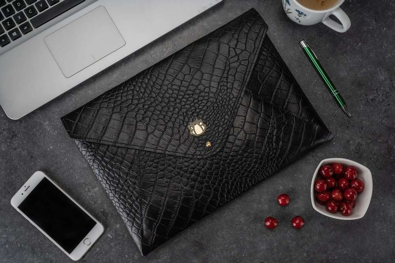 Skórzany damski pokrowiec na laptopa 13,3 cala SA25 Asti Czarny Wąż