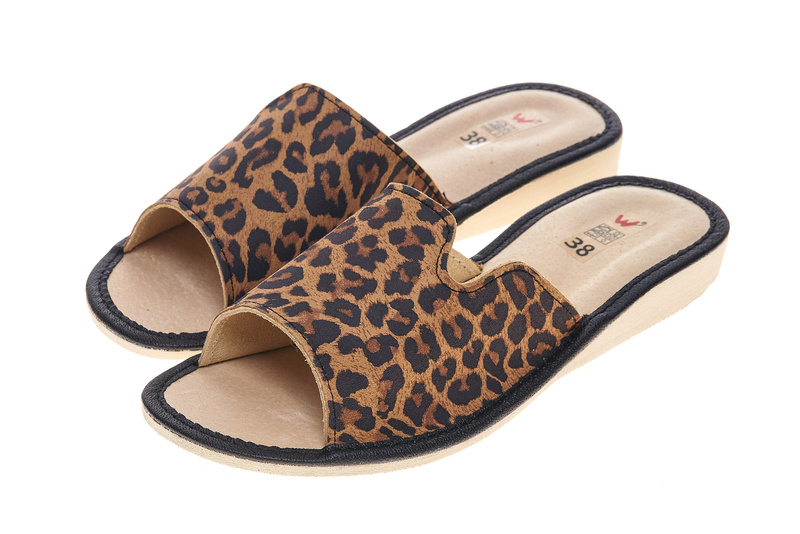 Pantofle skórzane, domowe w modną panterkę