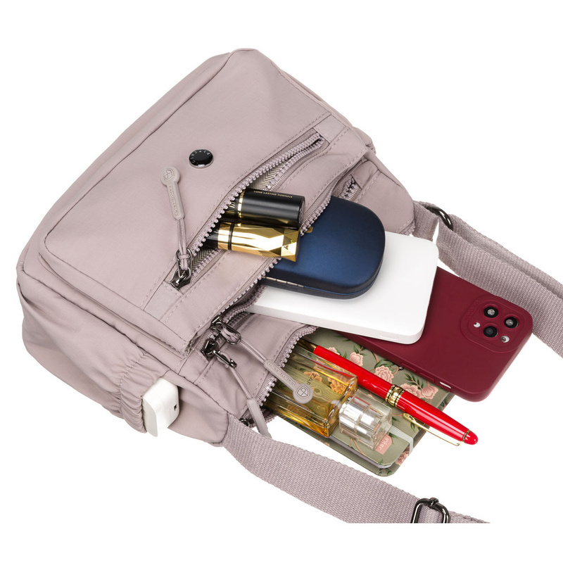 Poręczna torebka damska w kolorze lila zawieszona na regulowanym pasku - Peterson