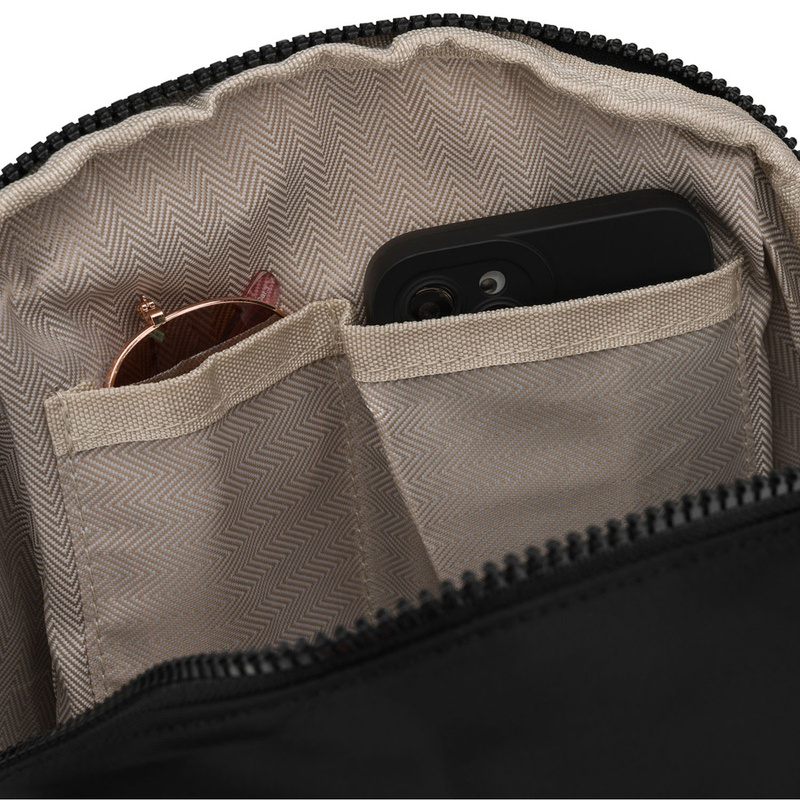 Miejski, czarny plecak damski wykonany z poliestru, zawieszony na regulowanych szelkach - Peterson