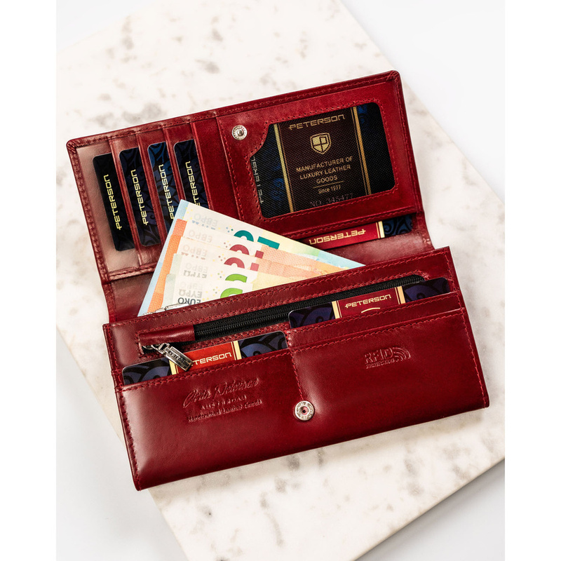 Elegancki, skórzany portfel damski w czerwonym kolorze zamykany na zatrzask - Peterson