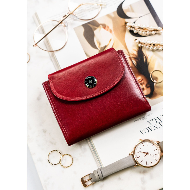 Portfel damski ze skóry naturalnej w czerwonym kolorze zamykany na zatrzask - Peterson