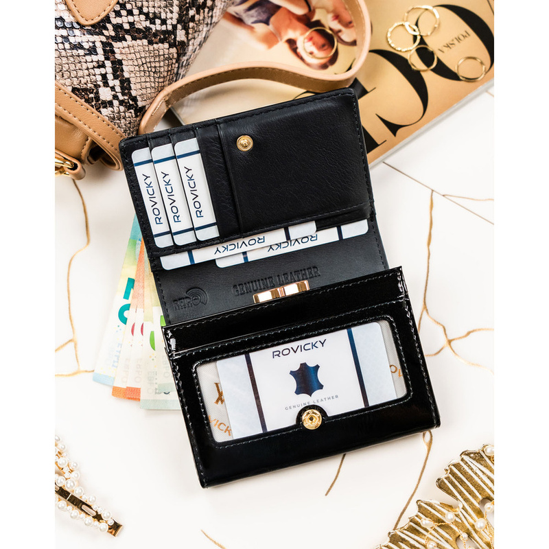 Portfel damski z lakierowanej skóry naturalnej w czarnym kolorze zamykany na zatrzask i bigiel - Rovicky