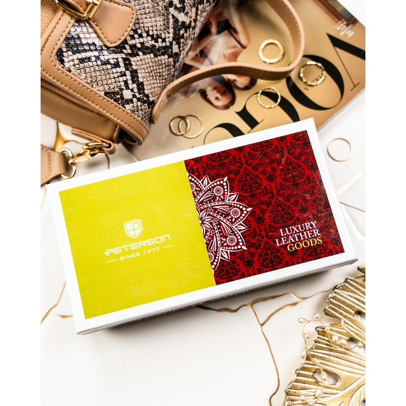 Czerwony, skórzany portfel damski ze wzorem imitującym gadzią skórę - Peterson