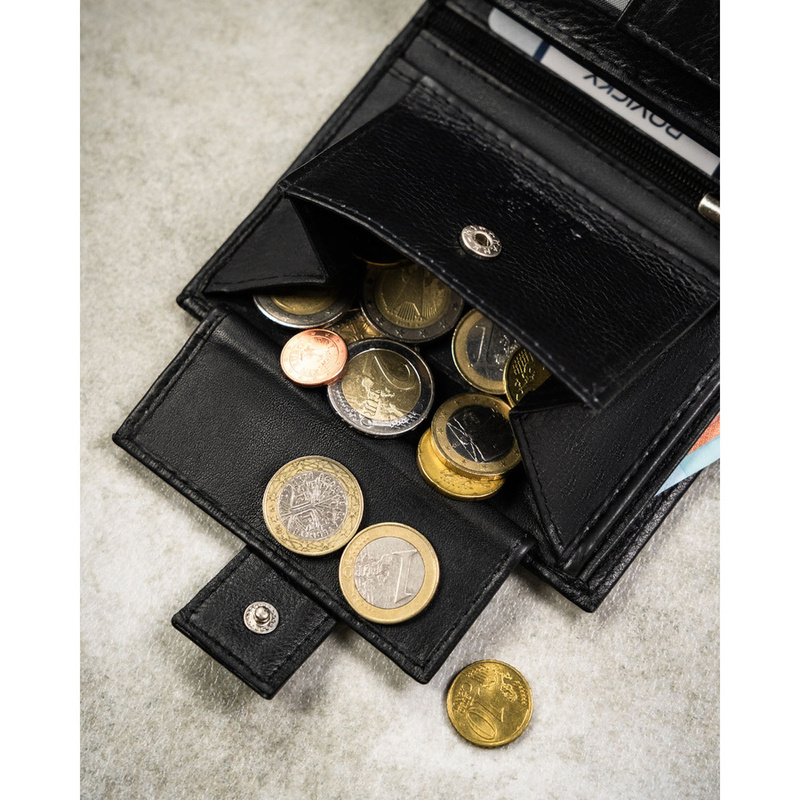 Duży portfel męski ze skóry naturalnej w czarnym kolorze, mieszczący dowód rejestracyjny i zamykany na zatrzask - Rovicky