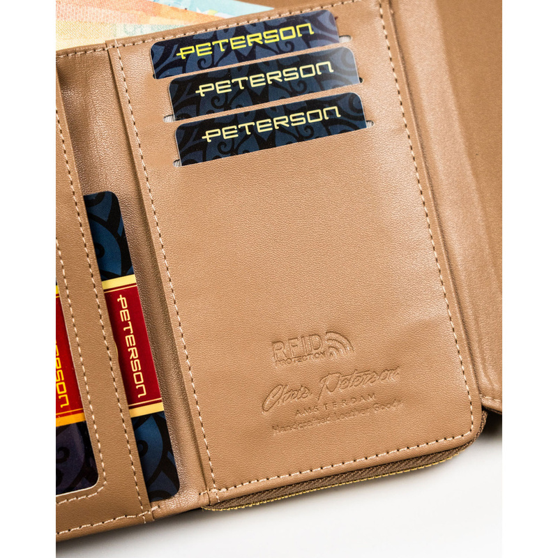 Beżowy portfel damski ze skóry ekologicznej zamykany na zatrzask i suwak - Peterson