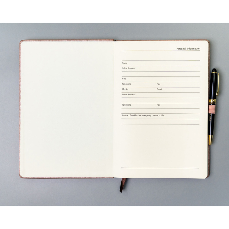 Notes w formacie B5 w różowym kolorze, zadrukowany w kropki i wyposażony w gumkę zamykającą - Peterson