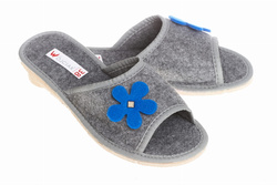 Damskie kapcie z przyszywanym kwiatkiem Wójciak