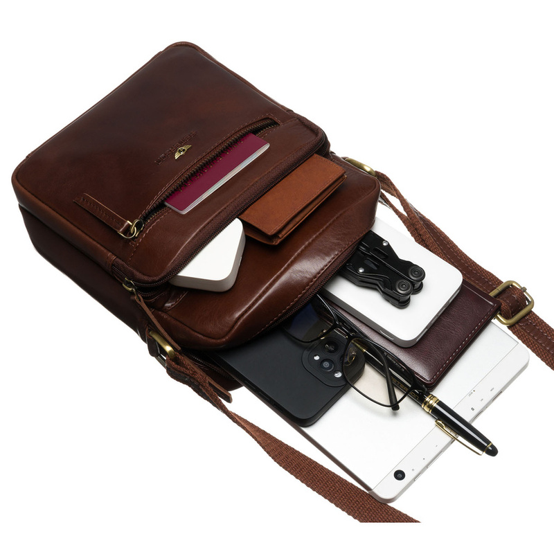 Miejska torba męska ze skóry naturalnej w brązowym kolorze, zawieszona na regulowanym pasku - Peterson