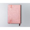 Notes w formacie A6 w różowym kolorze, zadrukowany w linie i wyposażony w gumkę zamykającą - Peterson
