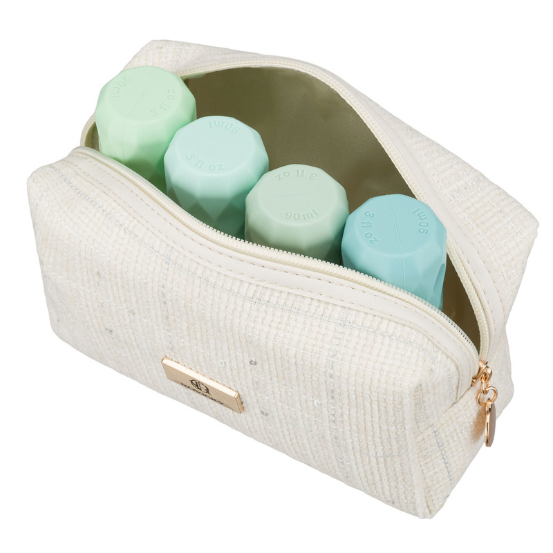 Pojemna kosmetyczka damska wykonana z materiału syntetycznego w beżowym kolorze, zamykana suwakiem - Rovicky