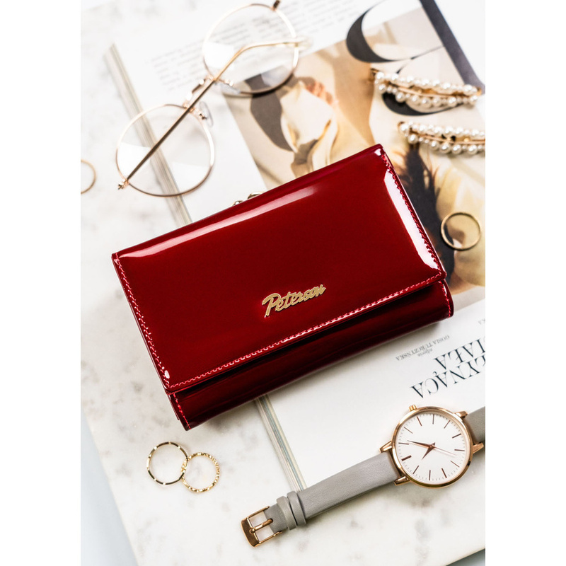Portfel damski ze skóry naturalnej w czerwonym kolorze zamykany zatrzaskiem i biglem - Peterson