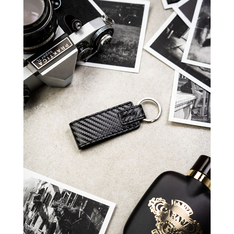 Portfel męski ze skóry naturalnej w czarnym kolorze zamykany na zatrzask, w zestawie z brelokiem - Peterson