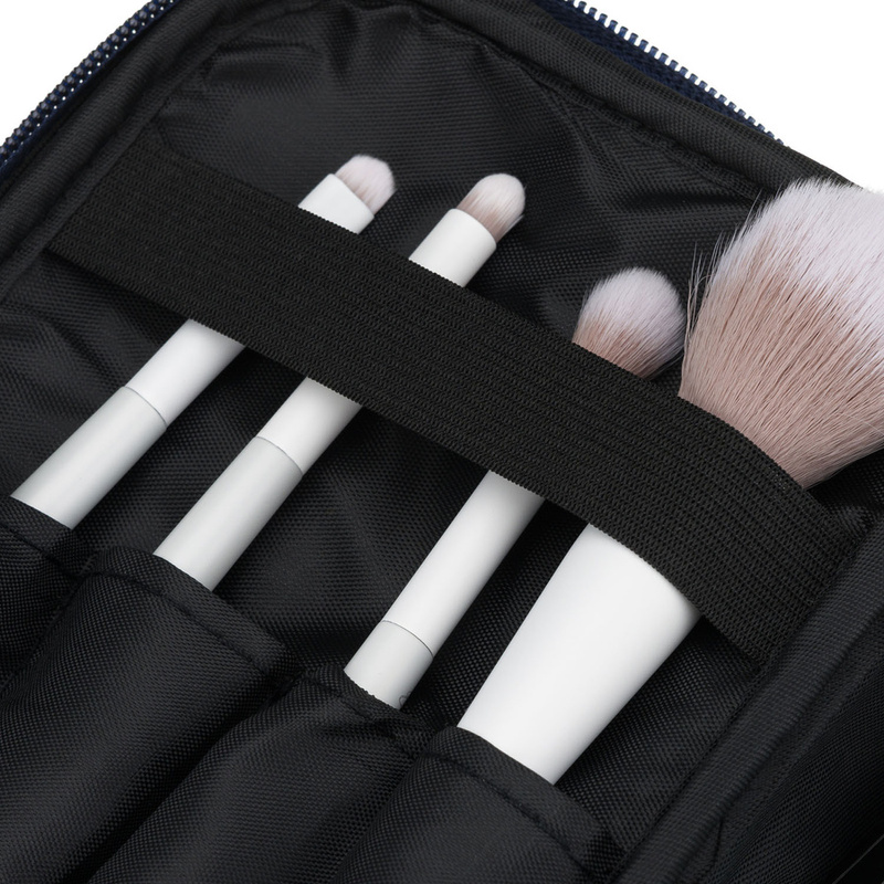 Granatowa kosmetyczka z tkaniny syntetycznej wyposażona w cztery przegródki, jednokomorowa - Peterson