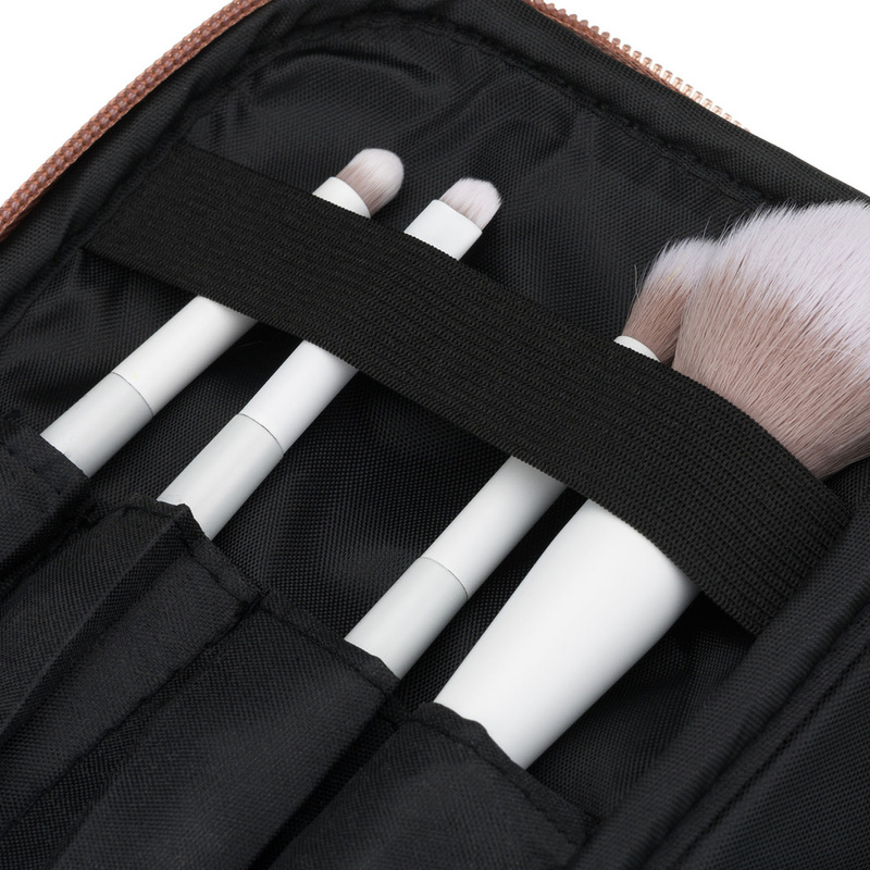 Jednokomorowa kosmetyczka z tkaniny syntetycznej w beżowym kolorze wyposażona praktyczny uchwyt - Peterson