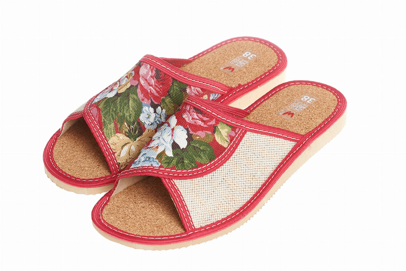 Pantofle damskie Wójciak, klin o wysokości 2,5 cm, wkładka wykonana z korka. Model 068