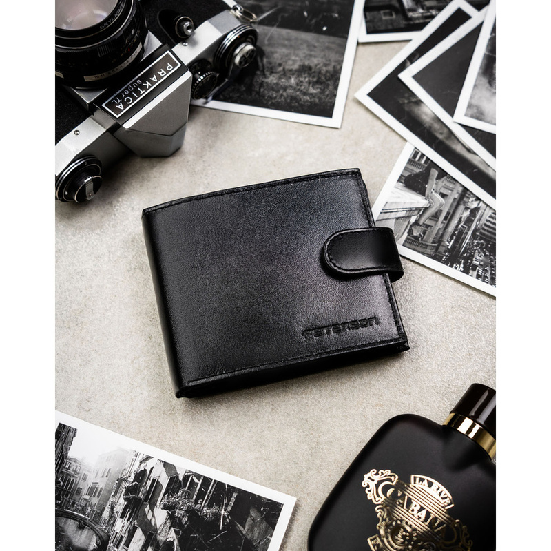 Portfel męski ze skóry naturalnej w czarnym kolorze zamykany na zatrzask, w zestawie z brelokiem - Peterson