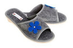 Wsuwane odkryte kapcie  z filcu pantofle z niebieskim kwiatem  pw118