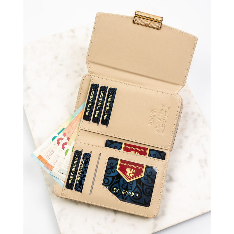 Beżowy portfel damski wykonany ze skóry ekologicznej o groszkowej fakturze, zamykany zatrzaskiem - Peterson