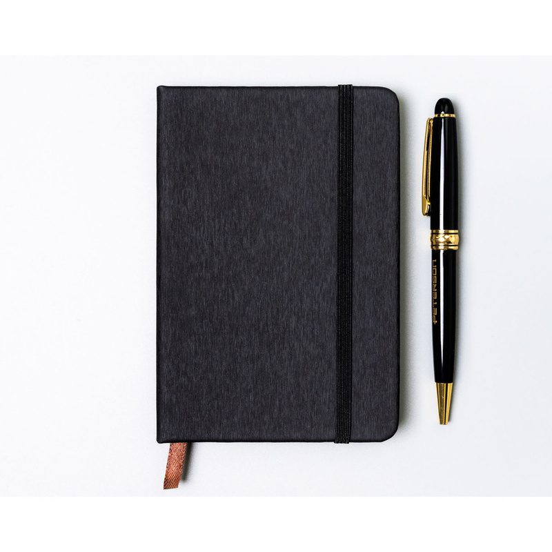 Czarny notes w formacie A6 zadrukowany w linie, wyposażony w gumkę zamykającą - Peterson