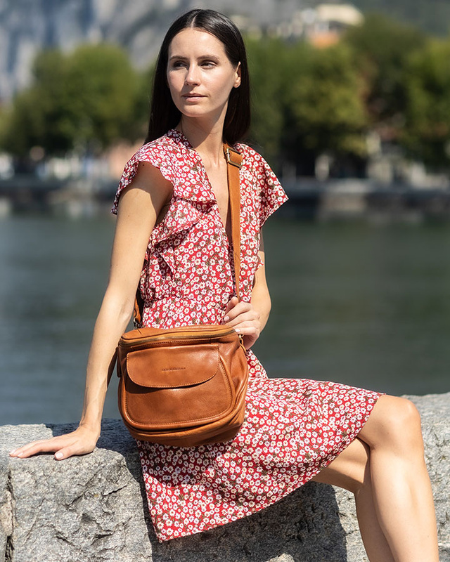 Torebka na szerokim pasku półokrągła skórzana listonoszka  - MARCO MAZZINI brąz camel