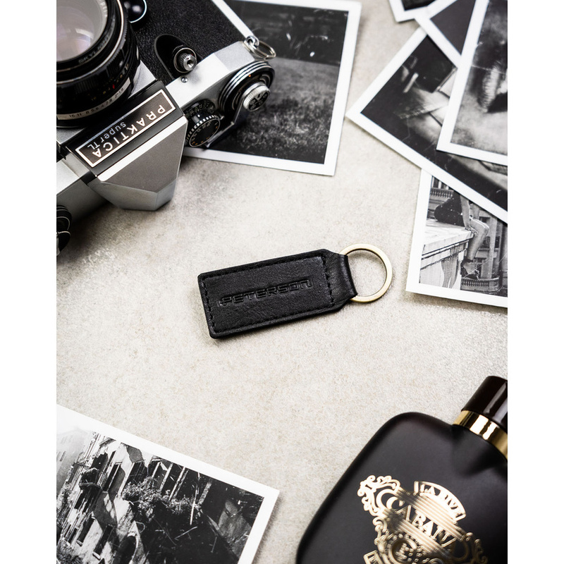Poziomy, duży portfel męski ze skóry naturalnej w czarnym kolorze zamykany na zatrzask, w zestawie z brelokiem - Peterson