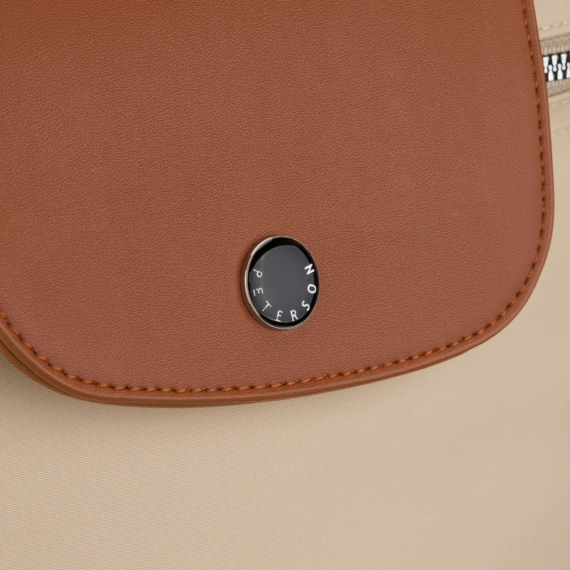 Beżowo-brązowy, miejski plecak damski z poliestru zamykany suwakiem - Peterson