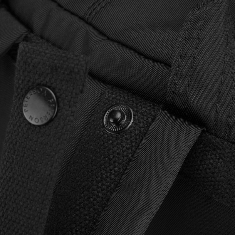 Czarny, duży plecak damski wykonany z poliestru i skóry ekologicznej, zamykany suwakiem - Peterson