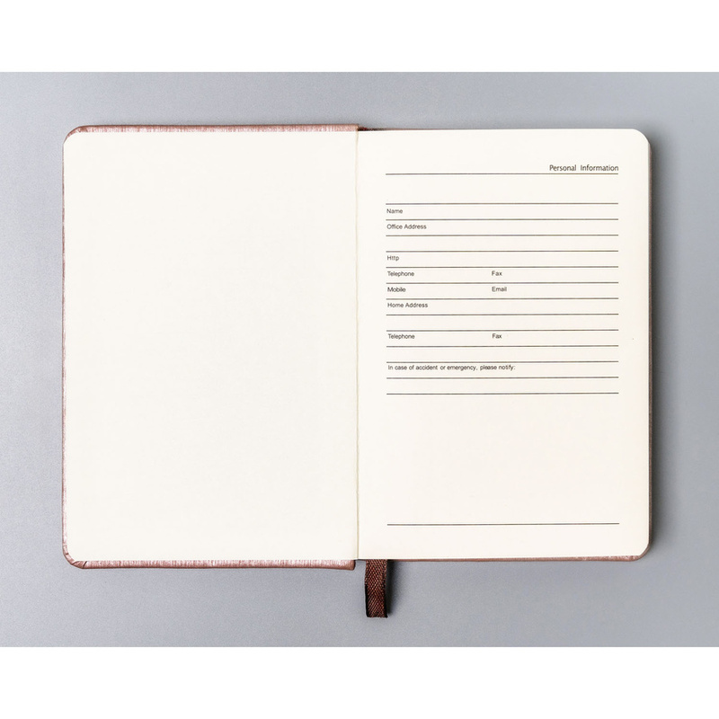 Różowy notes w formacie A6 zadrukowany w kropki, wyposażony w gumkę zamykającą - Peterson