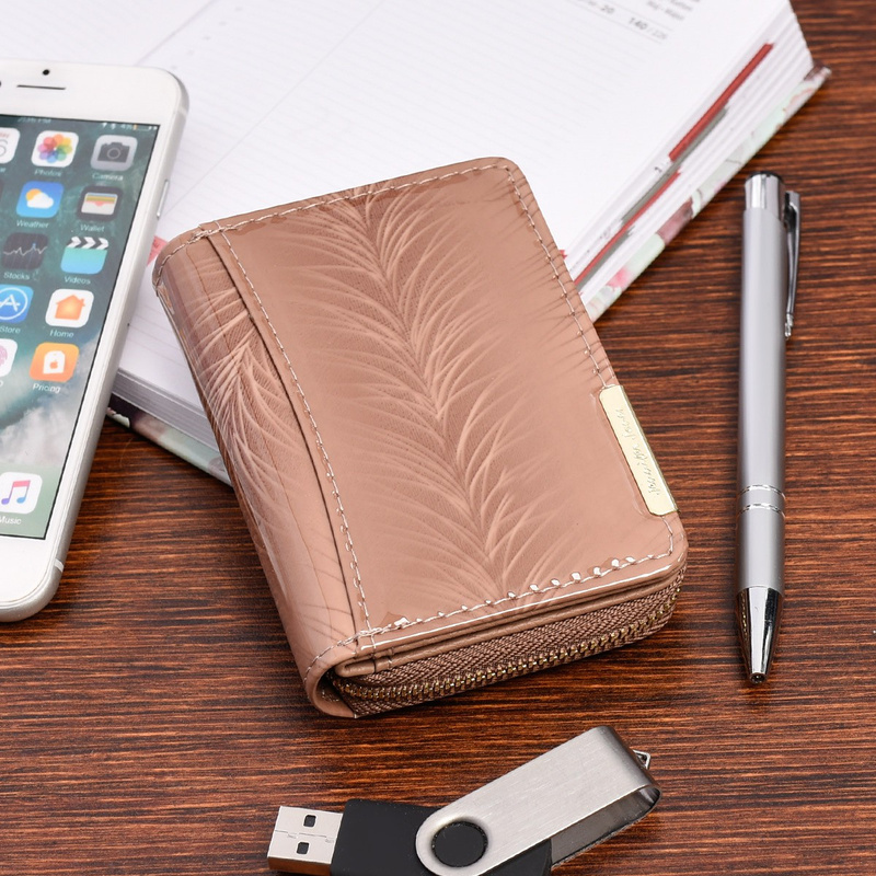 Skórzany portfel damski poziomy mały lakierowany beżowy w piórka 897