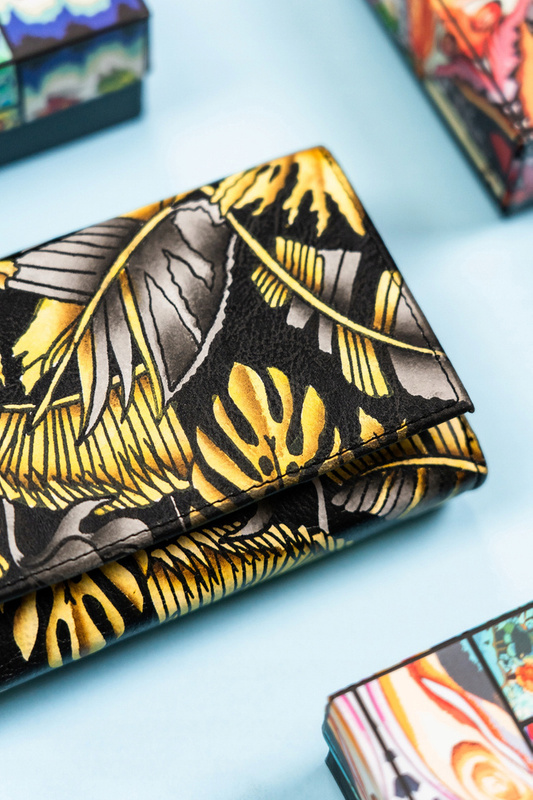 Rovicky Pojemny skórzany portfel damski na zatrzask roślinny wzór