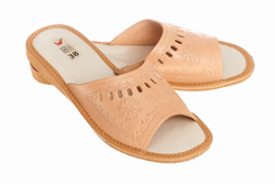 Pantofle damskie Wójciak, klin o wysokości 1,5 cm , wzór tłoczony. Model 161