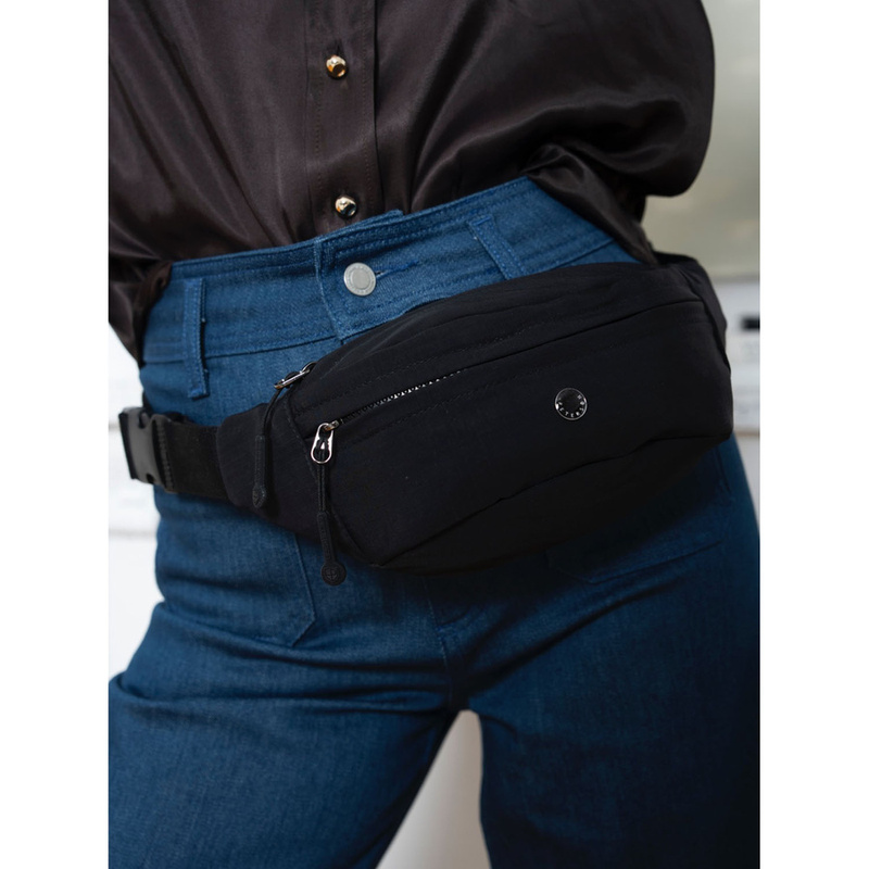 Praktyczna nerka damska z poliestru w czarnym kolorze - Peterson