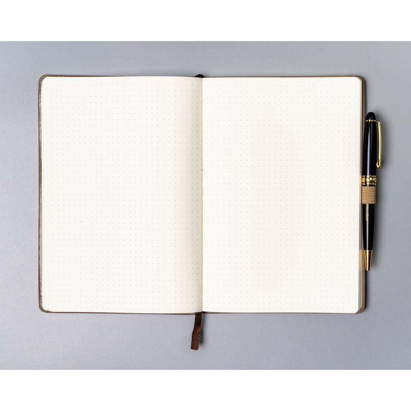 Notes w twardej oprawie w kolorze khaki i w formacie A5 zadrukowany w kropki - Peterson