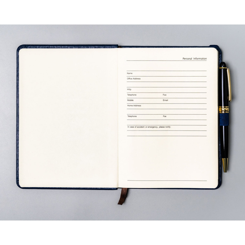 Granatowy notes w formacie B6 zadrukowany w linie, wyposażony w gumkę zamykającą - Peterson