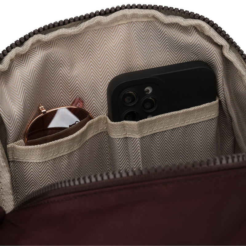 Mały, bordowy plecak damski wykonany z poliestru, wyposażony w dodatkowy pasek - Peterson