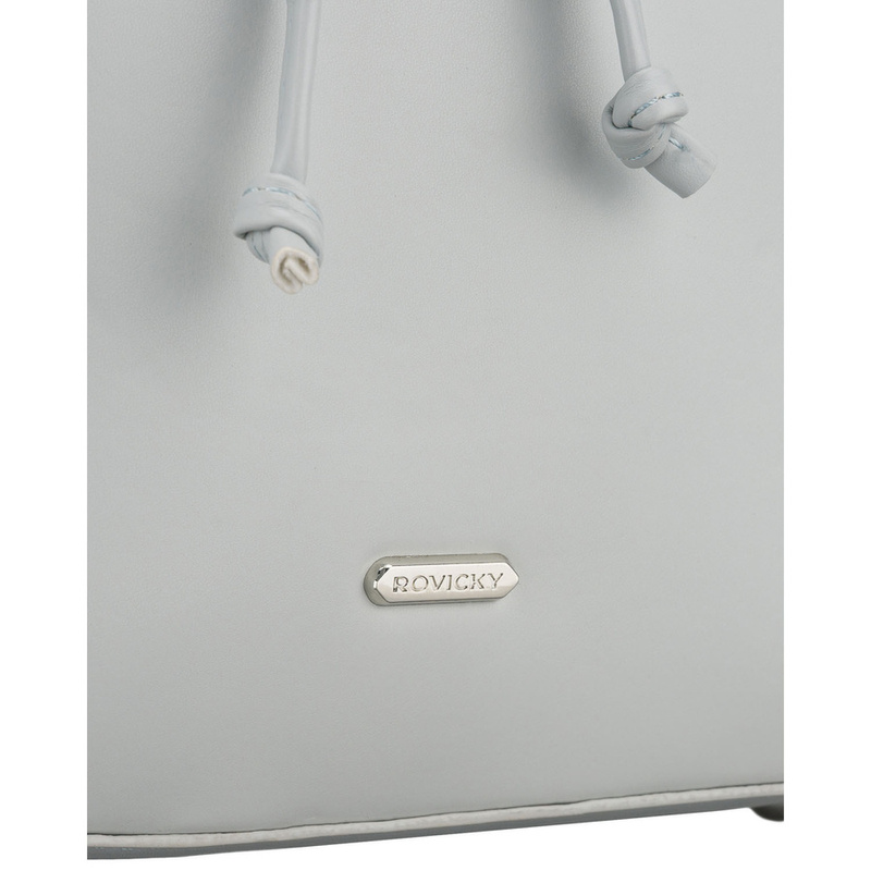 Pojemny plecak damski ze skóry ekologicznej w szarym kolorze wyposażony w nóżki ochronne - Rovicky