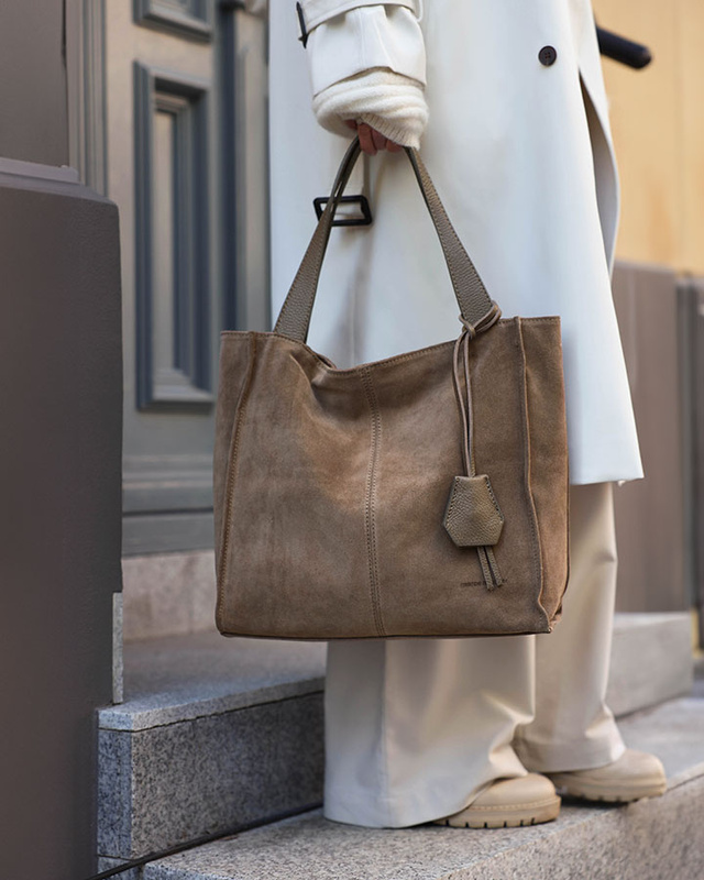 Beżowa torba zamszowa ze skóry typu shopper - MARCO MAZZINI