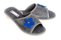 Wsuwane odkryte kapcie z filcu pantofle z niebieskim kwiatem pw118