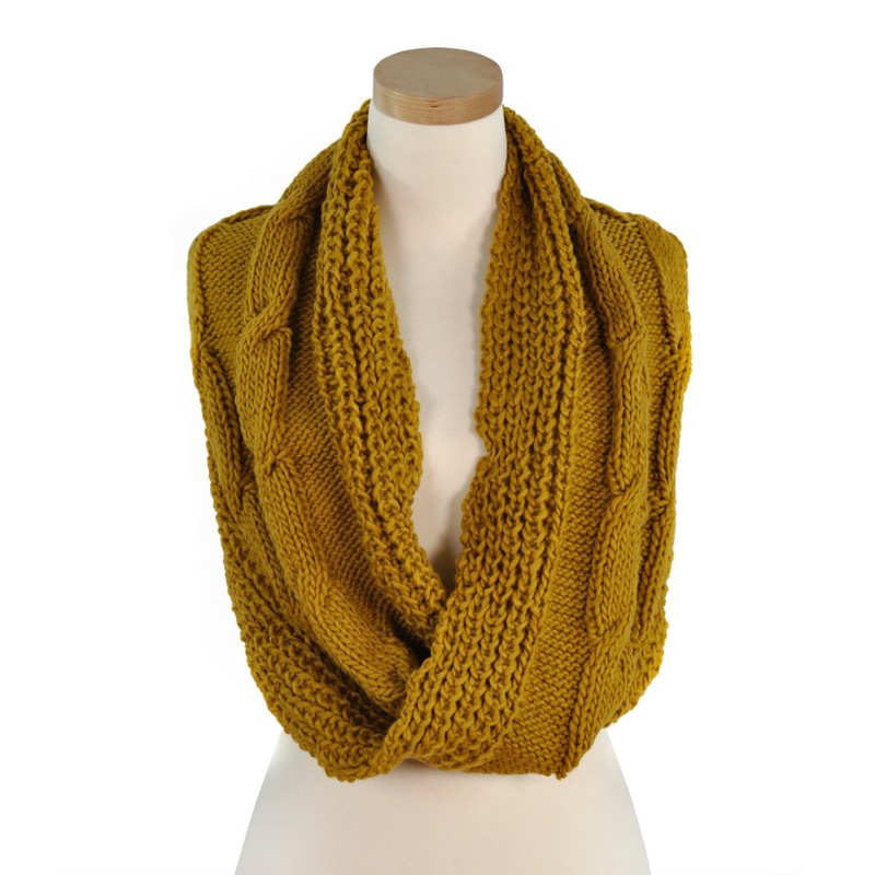 Czapka z kamyczkami i pomponem