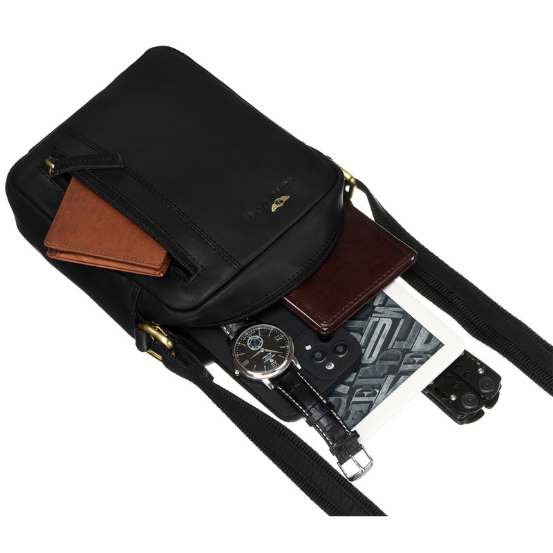 Stylowa skórzana listonoszka męska w czarnym kolorze zawieszona na regulowanym pasku - Peterson