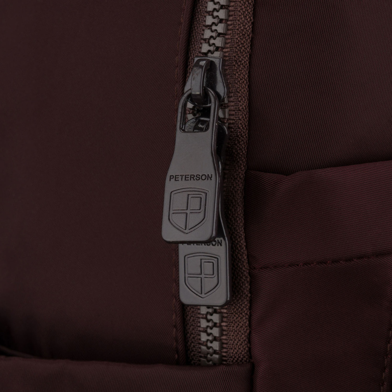 Bordowy plecak damski wykonany z poliestru, zawieszony na regulowanych szelkach - Peterson