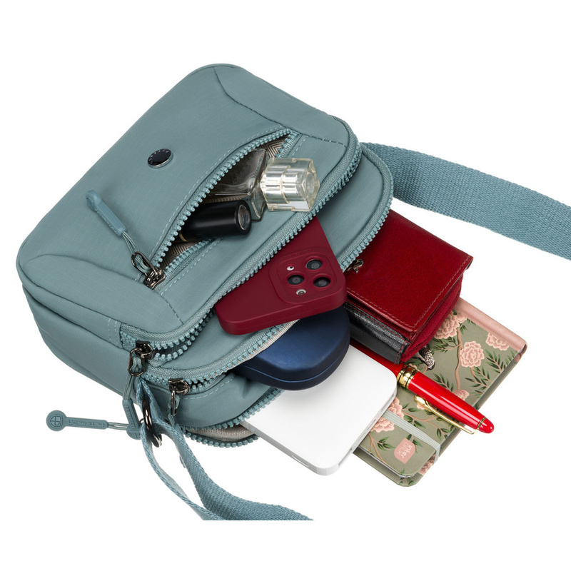 Praktyczna, niebieska listonoszka damska zawieszona na regulowanym pasku - Peterson