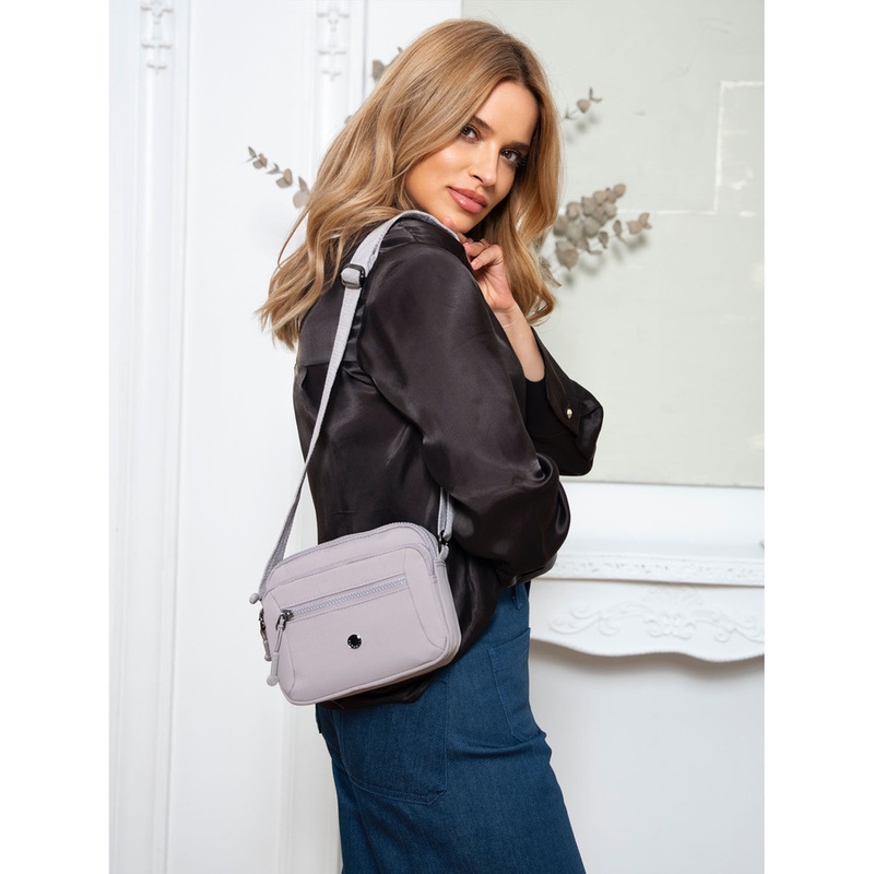 Miejska listonoszka damska w jasnym, fioletowym kolorze zawieszona na regulowanym pasku - Peterson