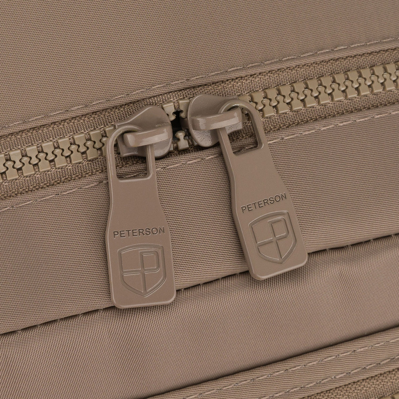 Beżowy plecak damski wykonany z poliestru, zawieszony na regulowanych szelkach - Peterson