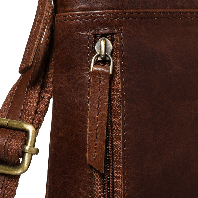 Listonoszka męska ze skóry naturalnej w brązowym kolorze, jednokomorowa i zamykana suwakiem - Peterson