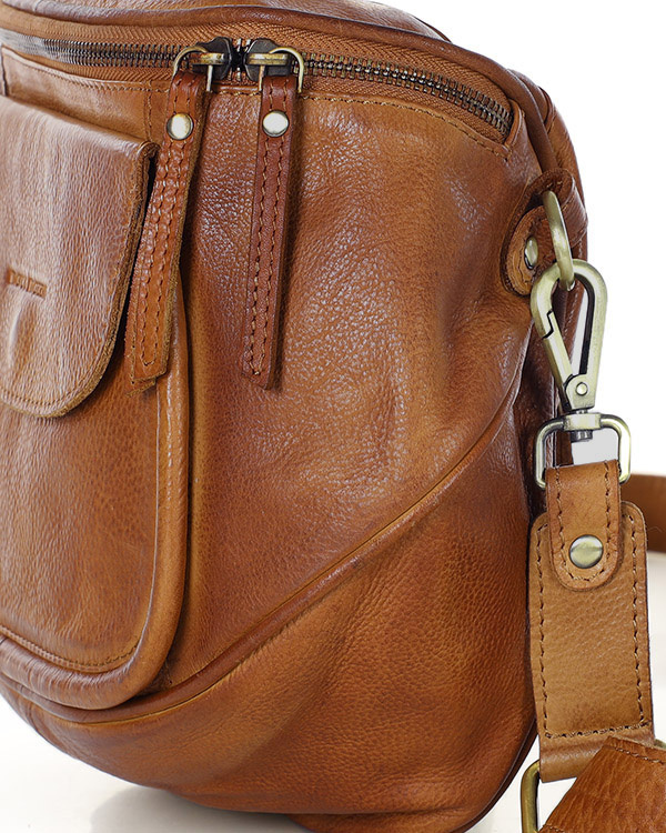 Torebka na szerokim pasku półokrągła skórzana listonoszka  - MARCO MAZZINI brąz camel