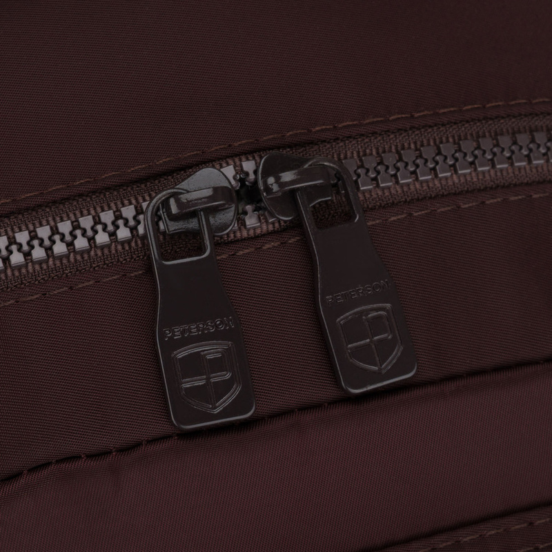 Bordowy plecak damski wykonany z poliestru, zawieszony na regulowanych szelkach - Peterson