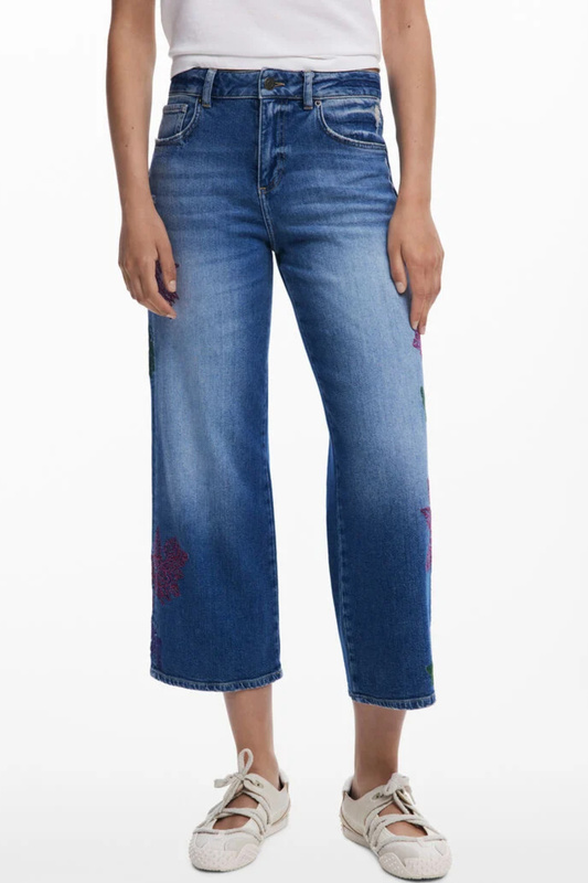 Damskie jeansy Desigual cropped z roślinnym haftem